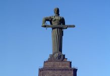 פסלה של אמא ארמניה בירוואן