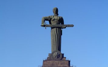 פסלה של אמא ארמניה בירוואן