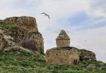 צ’ארפאנאק הוא אי קטן על אגם ואן