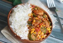 עוף מבושל עם במיה