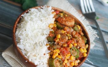 עוף מבושל עם במיה