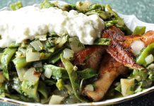 בוראני עוף עם תרמילי שעועית וביצה