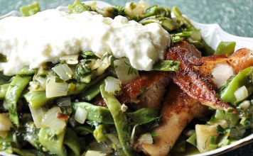 בוראני עוף עם תרמילי שעועית וביצה