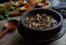 מרק פטריות (סנקאפור) עם פירות