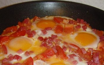 ביצים מקושקשות עם עגבניות