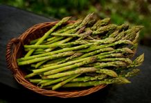 אספרגוס עם רוטב אגוזים