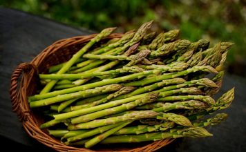 אספרגוס עם רוטב אגוזים