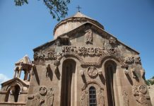 ציורי קיר של כנסיית הצלב הקדוש באי אחטמר, אגם ואן