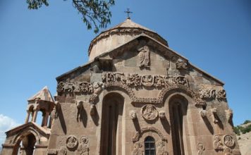 ציורי קיר של כנסיית הצלב הקדוש באי אחטמר, אגם ואן